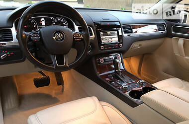 Позашляховик / Кросовер Volkswagen Touareg 2012 в 