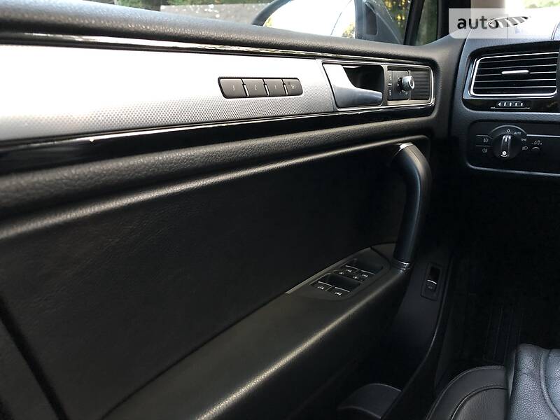 Позашляховик / Кросовер Volkswagen Touareg 2015 в Дрогобичі