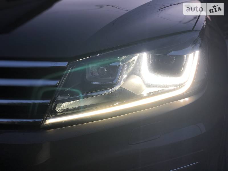 Внедорожник / Кроссовер Volkswagen Touareg 2014 в Киеве