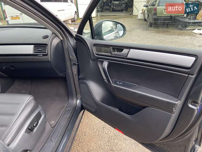 Внедорожник / Кроссовер Volkswagen Touareg 2011 в Вознесенске