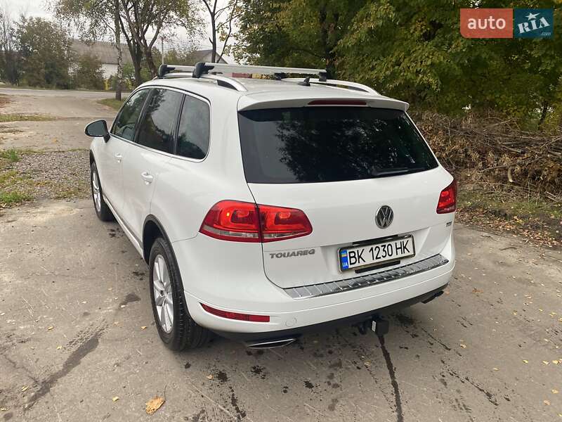 Внедорожник / Кроссовер Volkswagen Touareg 2014 в Ровно