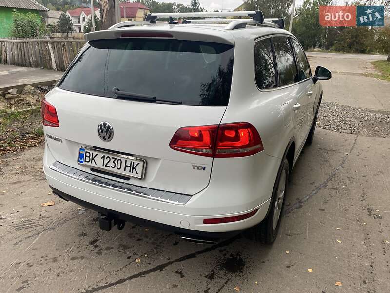 Внедорожник / Кроссовер Volkswagen Touareg 2014 в Ровно
