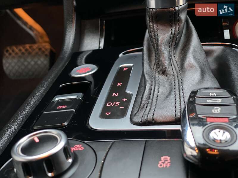 Внедорожник / Кроссовер Volkswagen Touareg 2014 в Ровно