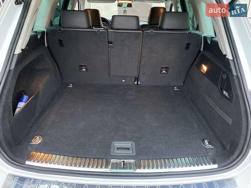 Внедорожник / Кроссовер Volkswagen Touareg 2014 в Ровно