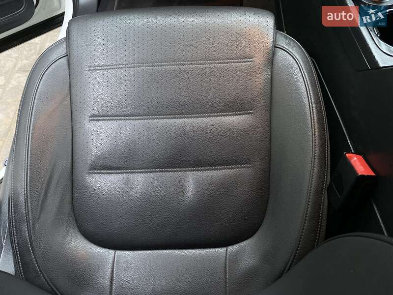 Внедорожник / Кроссовер Volkswagen Touareg 2014 в Ровно