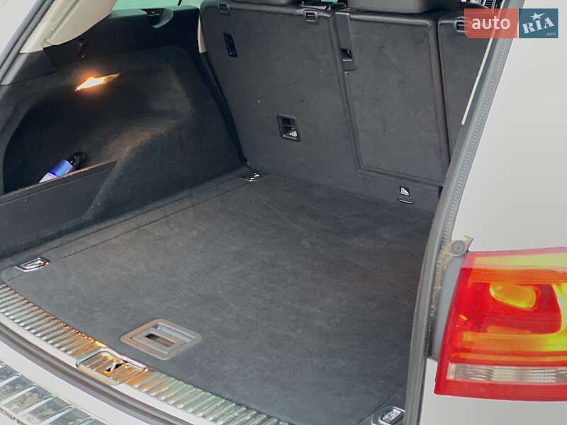 Внедорожник / Кроссовер Volkswagen Touareg 2014 в Ровно