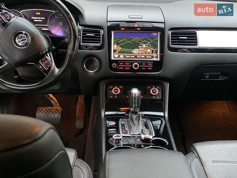 Внедорожник / Кроссовер Volkswagen Touareg 2014 в Ровно