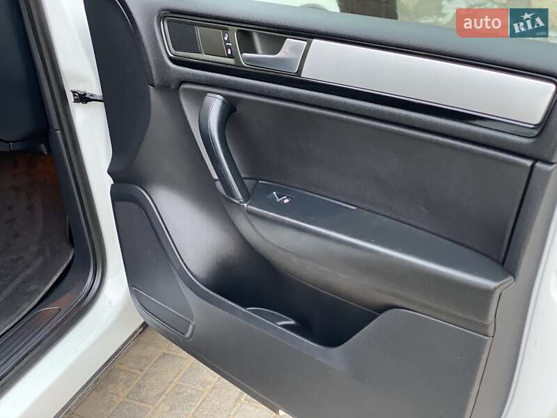 Внедорожник / Кроссовер Volkswagen Touareg 2014 в Ровно