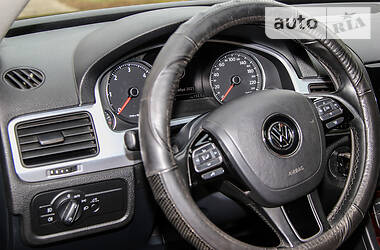 Внедорожник / Кроссовер Volkswagen Touareg 2013 в 