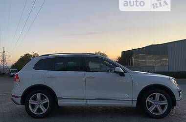 Внедорожник / Кроссовер Volkswagen Touareg 2015 в Черновцах