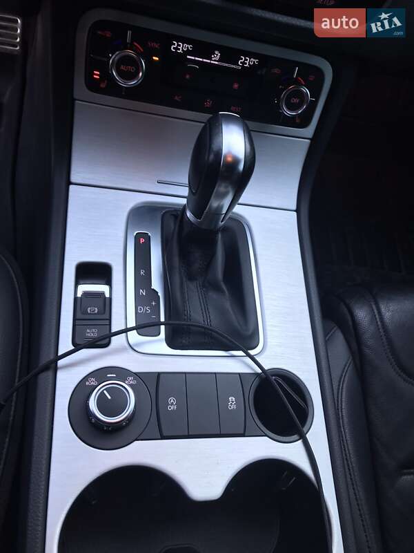 Внедорожник / Кроссовер Volkswagen Touareg 2013 в Иршаве