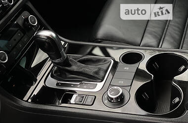 Внедорожник / Кроссовер Volkswagen Touareg 2012 в 