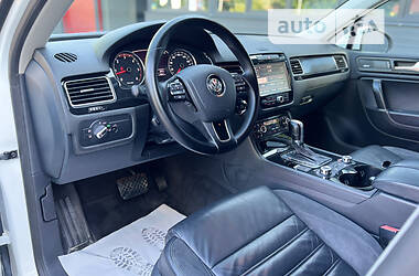 Внедорожник / Кроссовер Volkswagen Touareg 2012 в Черновцах