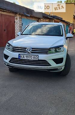 Внедорожник / Кроссовер Volkswagen Touareg 2015 в Киеве