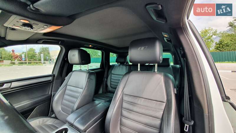 Внедорожник / Кроссовер Volkswagen Touareg 2013 в Киеве