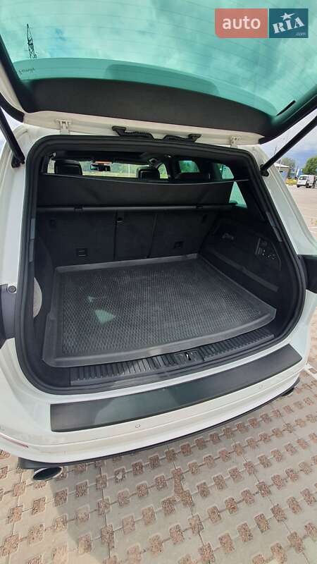 Внедорожник / Кроссовер Volkswagen Touareg 2013 в Киеве
