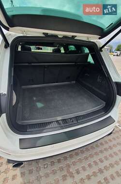 Позашляховик / Кросовер Volkswagen Touareg 2013 в 