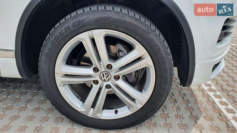 Внедорожник / Кроссовер Volkswagen Touareg 2013 в Киеве