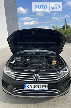 Позашляховик / Кросовер Volkswagen Touareg 2015 в Києві