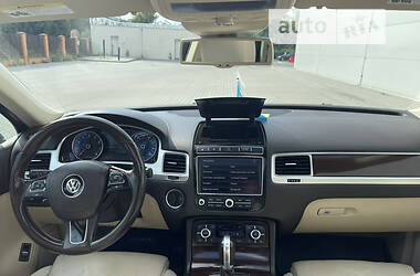 Позашляховик / Кросовер Volkswagen Touareg 2015 в Києві