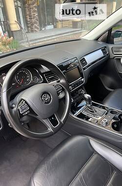 Позашляховик / Кросовер Volkswagen Touareg 2013 в 