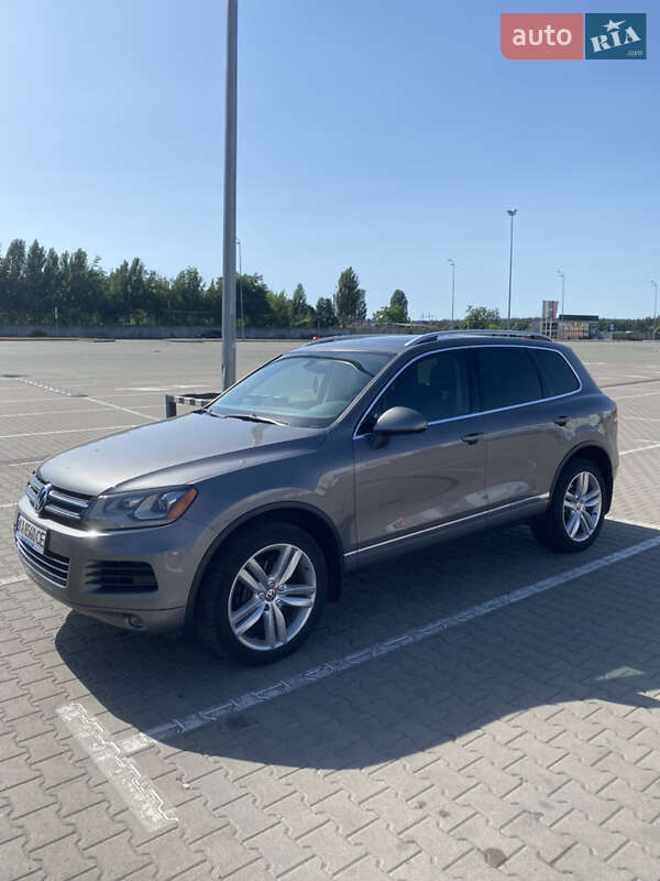 Внедорожник / Кроссовер Volkswagen Touareg 2012 в Киеве