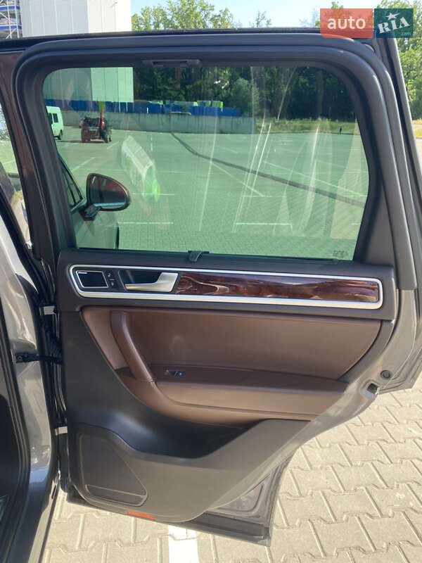 Внедорожник / Кроссовер Volkswagen Touareg 2012 в Киеве