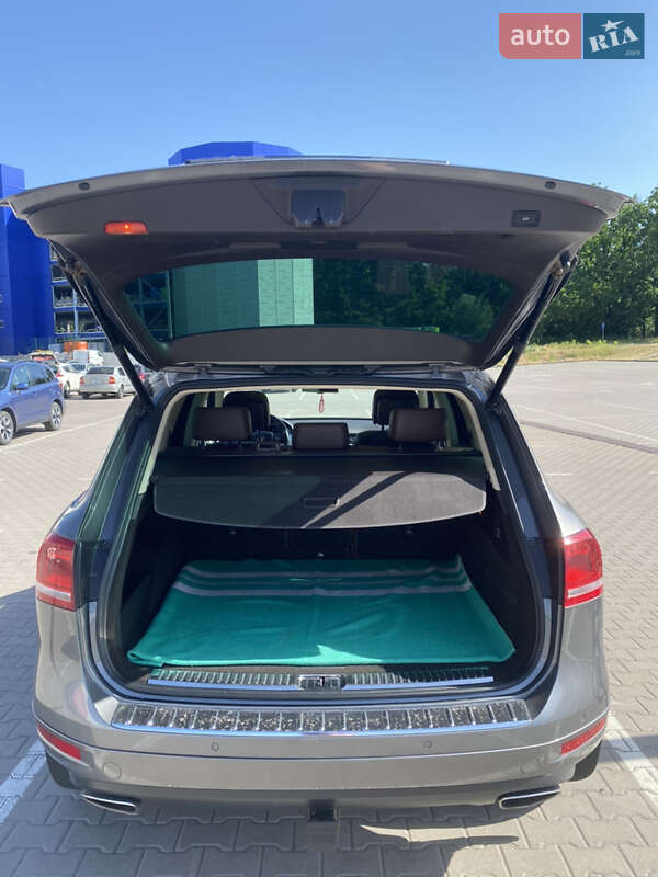 Внедорожник / Кроссовер Volkswagen Touareg 2012 в Киеве