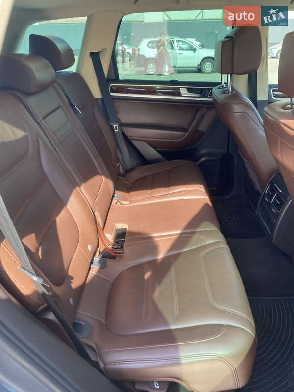 Внедорожник / Кроссовер Volkswagen Touareg 2012 в Киеве