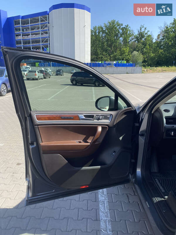 Внедорожник / Кроссовер Volkswagen Touareg 2012 в Киеве