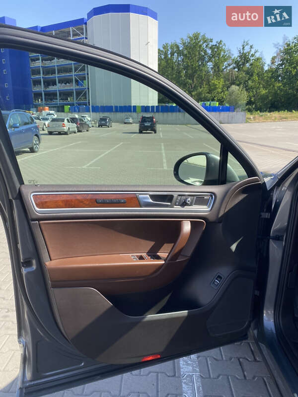 Внедорожник / Кроссовер Volkswagen Touareg 2012 в Киеве