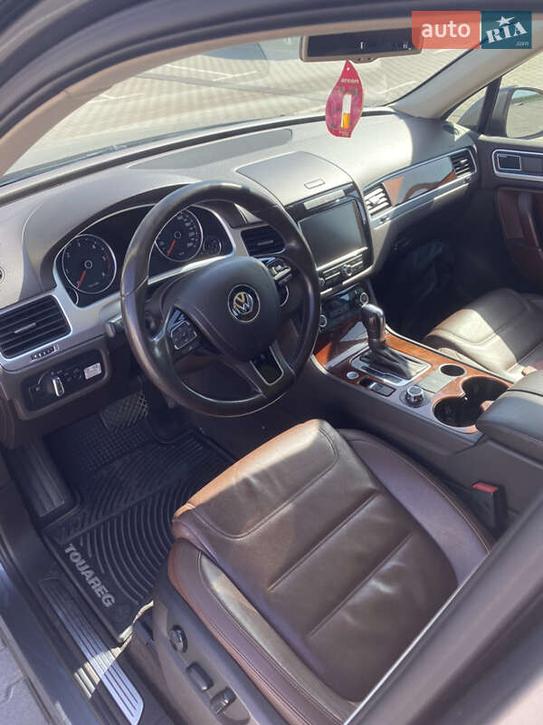Внедорожник / Кроссовер Volkswagen Touareg 2012 в Киеве