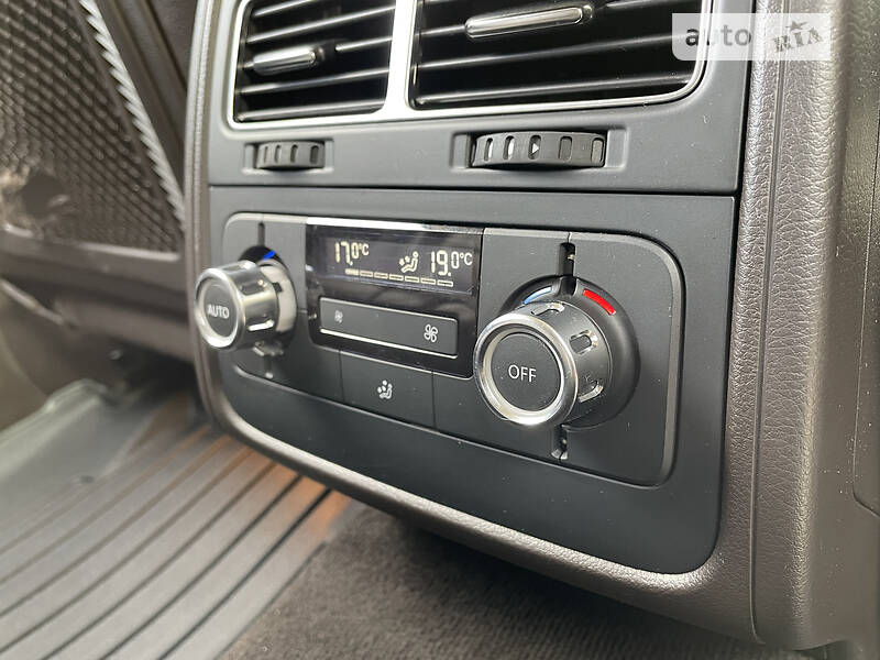 Внедорожник / Кроссовер Volkswagen Touareg 2010 в Бердичеве
