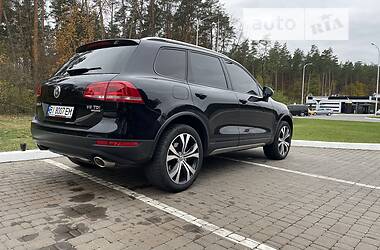 Внедорожник / Кроссовер Volkswagen Touareg 2014 в Пирятине