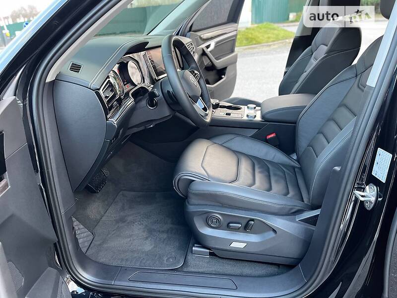 Внедорожник / Кроссовер Volkswagen Touareg 2021 в Киеве