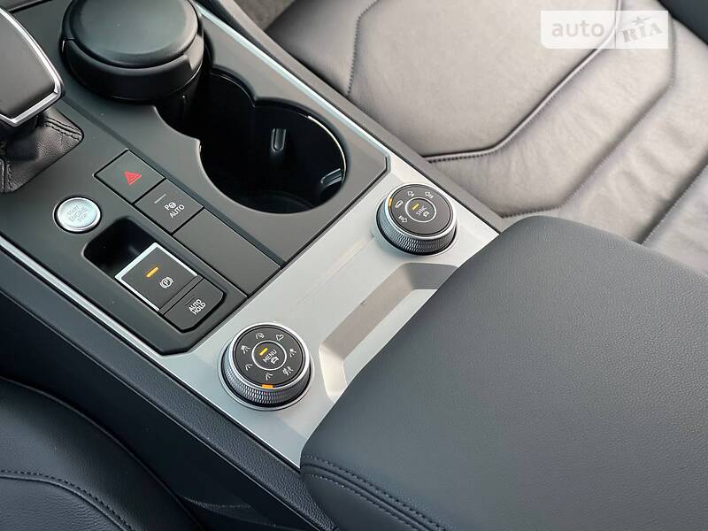 Внедорожник / Кроссовер Volkswagen Touareg 2021 в Киеве