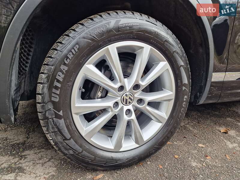Позашляховик / Кросовер Volkswagen Touareg 2013 в Рівному