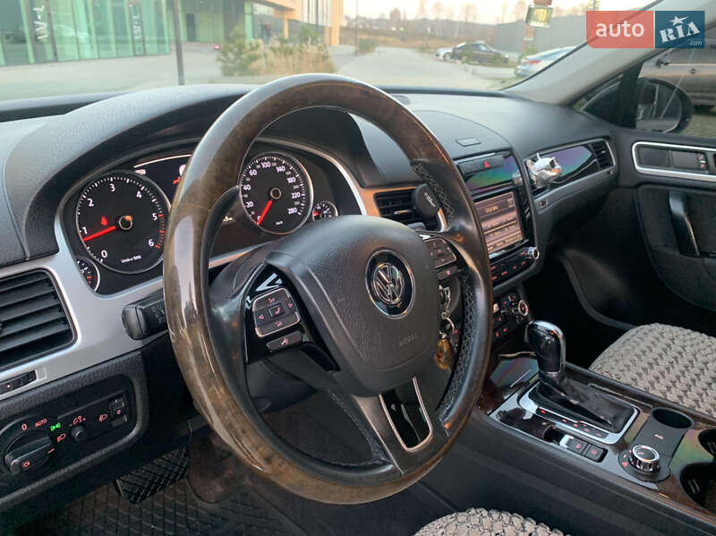 Внедорожник / Кроссовер Volkswagen Touareg 2012 в Хмельницком
