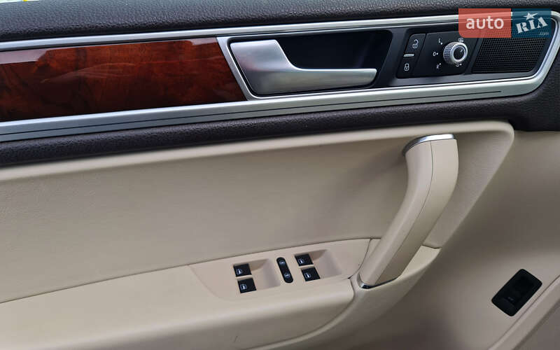 Внедорожник / Кроссовер Volkswagen Touareg 2015 в Львове