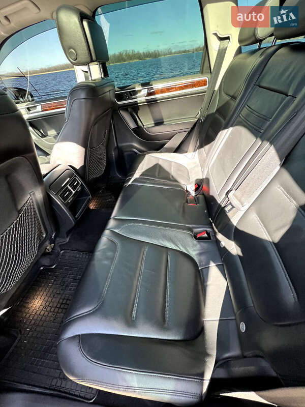 Внедорожник / Кроссовер Volkswagen Touareg 2013 в Днепре