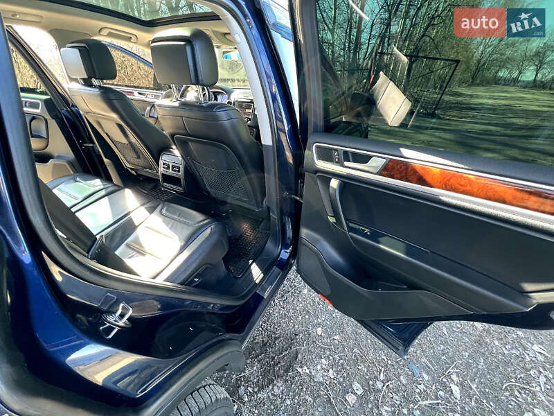 Внедорожник / Кроссовер Volkswagen Touareg 2013 в Днепре