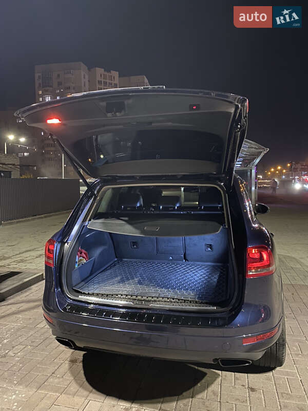 Внедорожник / Кроссовер Volkswagen Touareg 2013 в Днепре