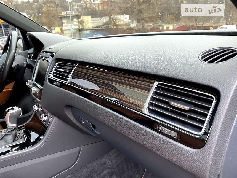 Позашляховик / Кросовер Volkswagen Touareg 2014 в Києві