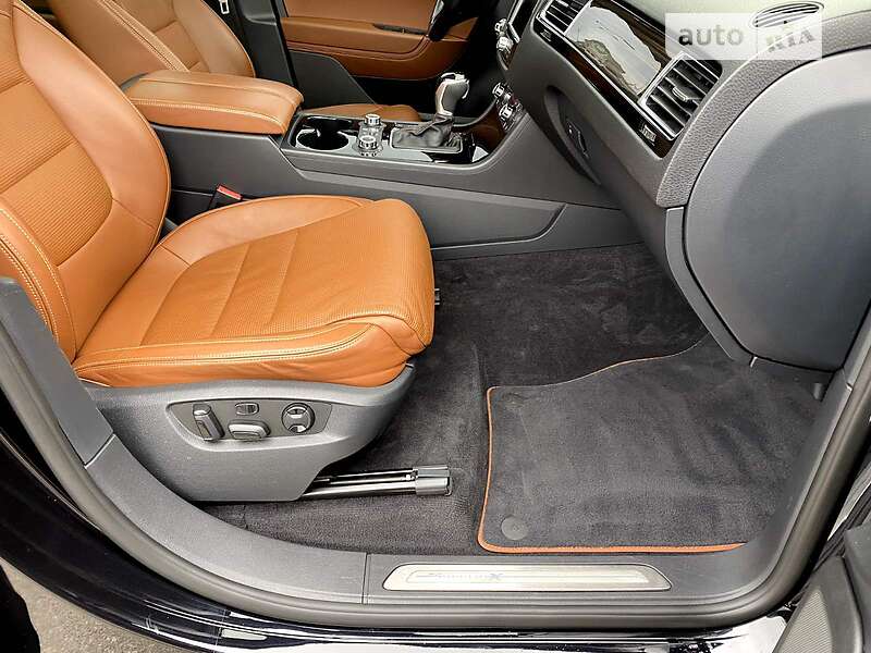 Позашляховик / Кросовер Volkswagen Touareg 2014 в Києві