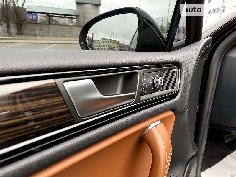 Позашляховик / Кросовер Volkswagen Touareg 2014 в Києві