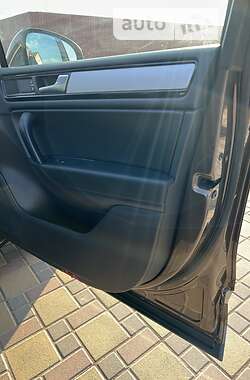 Позашляховик / Кросовер Volkswagen Touareg 2012 в 
