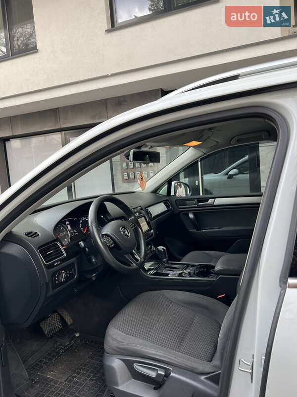 Внедорожник / Кроссовер Volkswagen Touareg 2013 в Львове