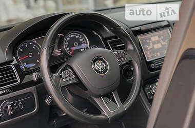 Внедорожник / Кроссовер Volkswagen Touareg 2011 в 