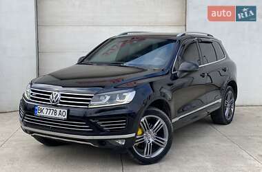 Внедорожник / Кроссовер Volkswagen Touareg 2016 в Сарнах