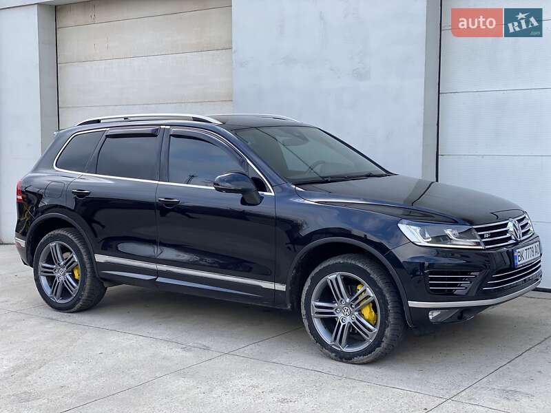 Внедорожник / Кроссовер Volkswagen Touareg 2016 в Сарнах